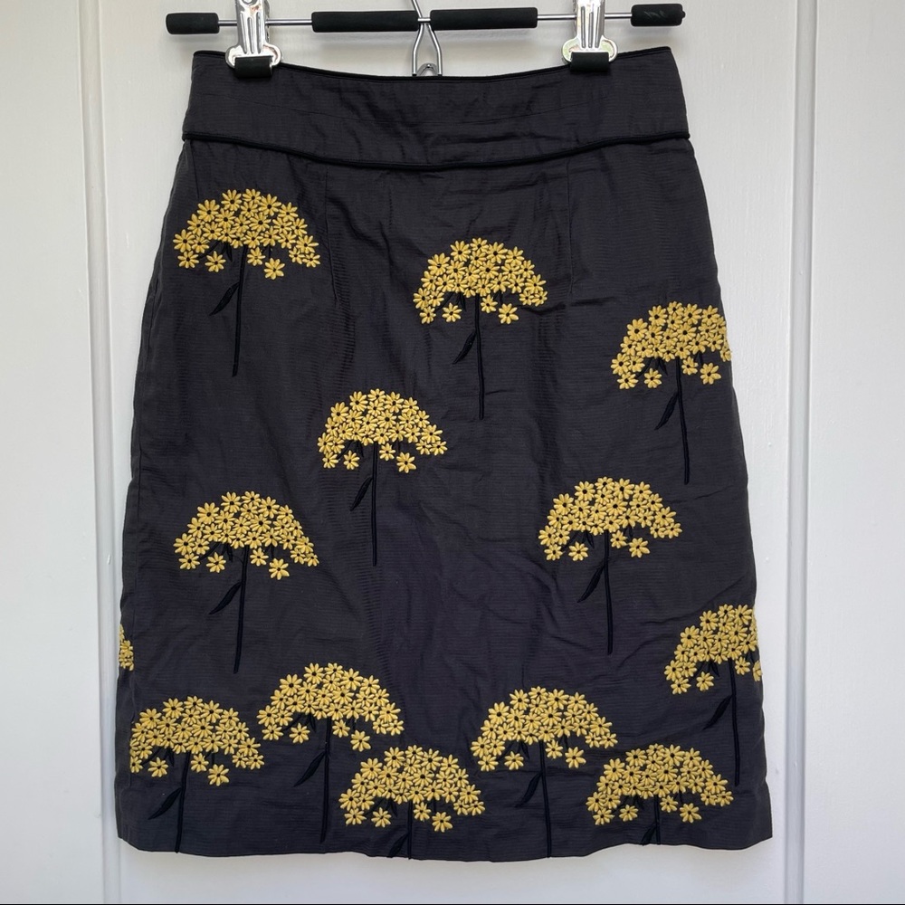 Grey cotton miniskirt with embroidered flowers